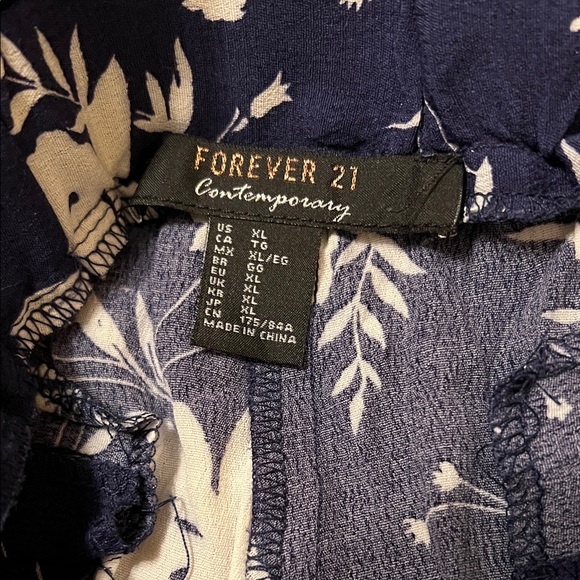 Forever 21 Floral Navy and White Women's Pants - Picture 9 of 9